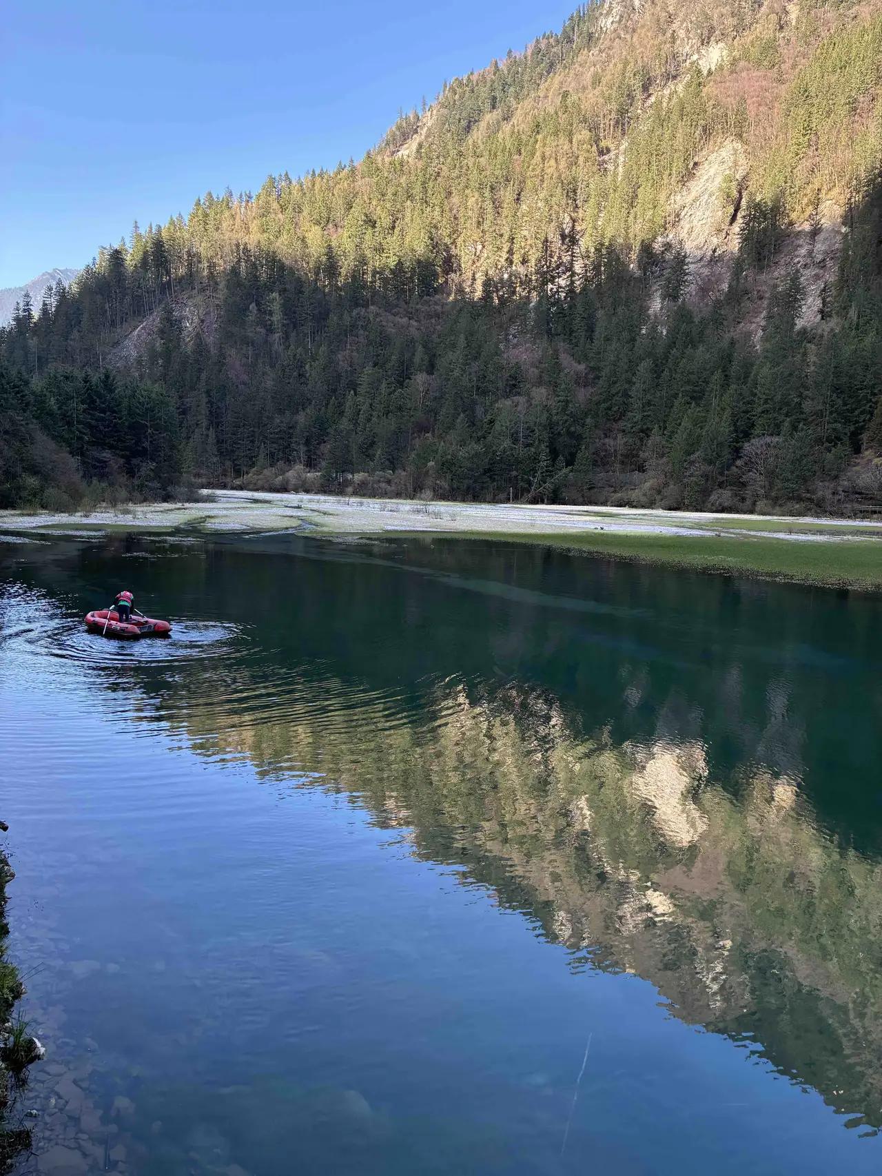 坐在九寨沟的休息凳上，旁边一大姐揉着腿说：“风景是好看，可怎么每个海子都长得差不