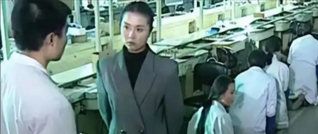 1995年，韩国女老板进车间后怒喝："都给我跪下！谁不跪就卷铺盖走人！"那天