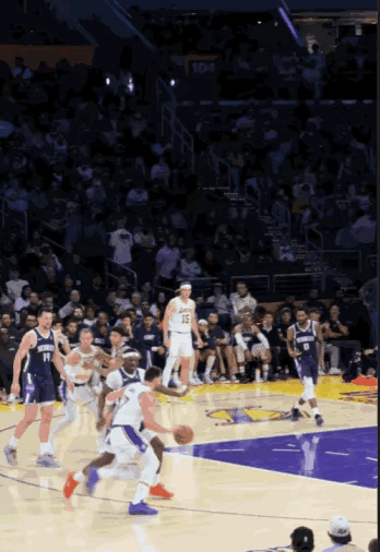 [捂脸哭][捂脸哭][捂脸哭]这球看傻了！东契奇告诉你什么叫“进攻端的艺术家”！