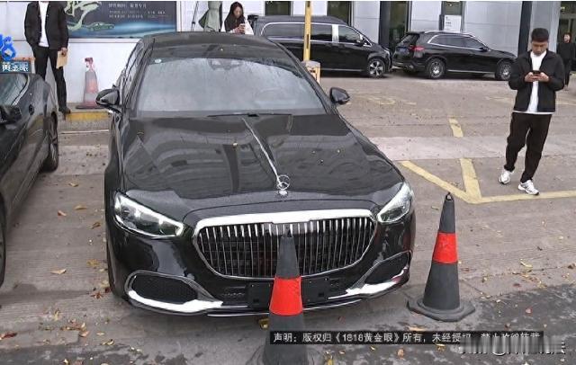 江苏，润先生购买了一台价值160万元的迈巴赫，提车时检查了车身，没有注意到车门。