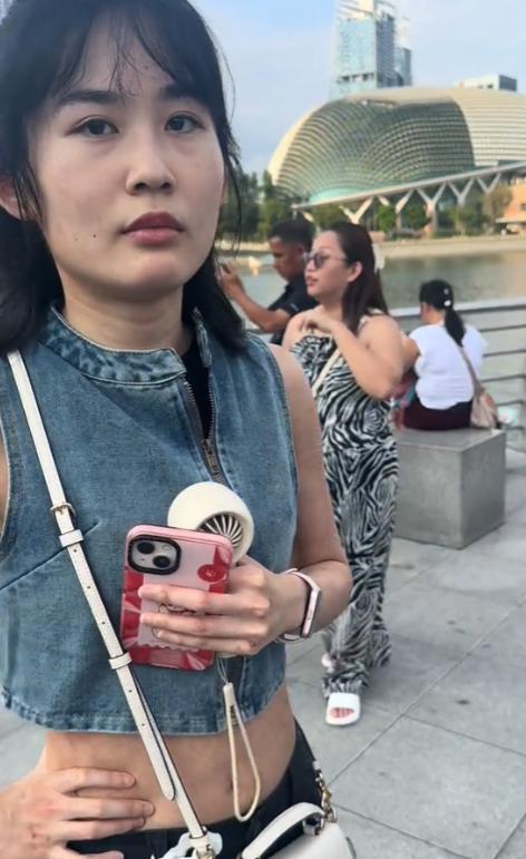 太气人了！中国大陆一女子到马来西亚旅游，岂料被香港女子大喊：“滚回中国”，两人对