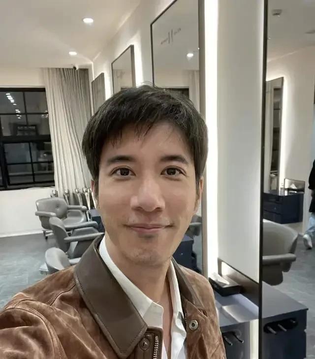 李靚蕾婚后一直掌控王力宏的工作室，当经纪人，控制欲太强，情商太低。她得罪