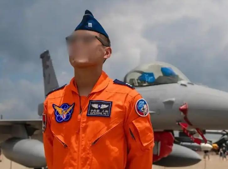 台海有情况！台军一架F-16战机6日晚19时29分突然从雷达上消失。飞行员辛柏毅