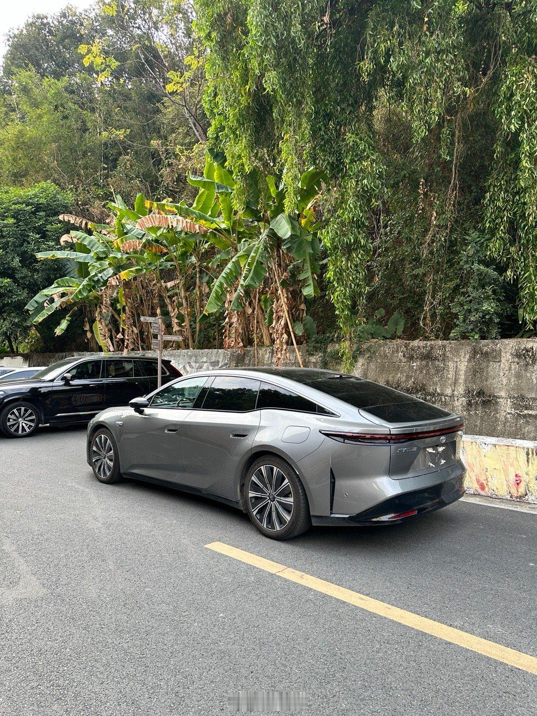 最近经常在路上遇到铂智7的试装车，远远一看每次都误认为小鹏