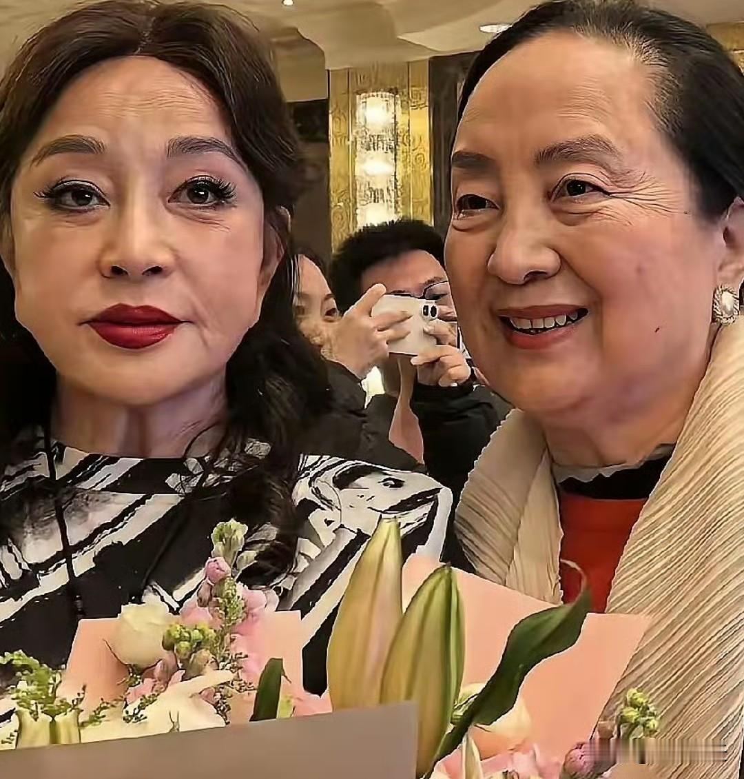 多年后，刘晓庆与张金玲再度同框，两人都不再年轻了！他们可是八十年代家喻户晓的三朵