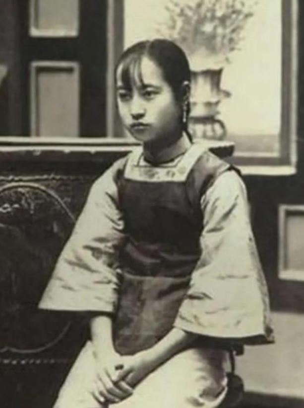 1904年，通房丫头李氏，站着侍奉丈夫与正妻长达33年。这日，她正在盛饭。谁知，