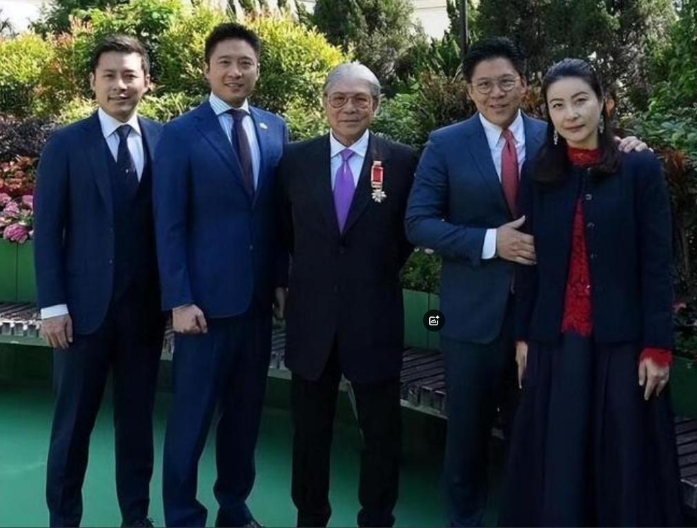 2025年的九三阅兵观礼台，简直成了一面“照妖镜”！霍震霆带着霍启刚、霍启山父子