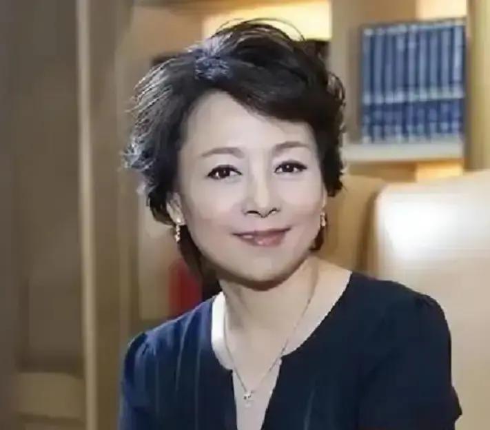 身价过亿、坐拥上海江景豪宅和北京四合院的69岁女星张瑜，前阵子默默把大部分财产公