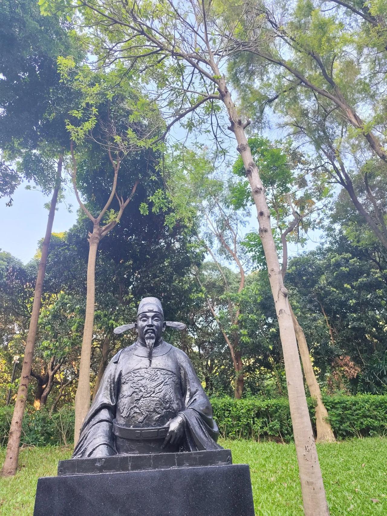 回老家赶大集，一切都是原来的样子，买了几样东西，走累了，在个红姐馄饨铺停下来，要