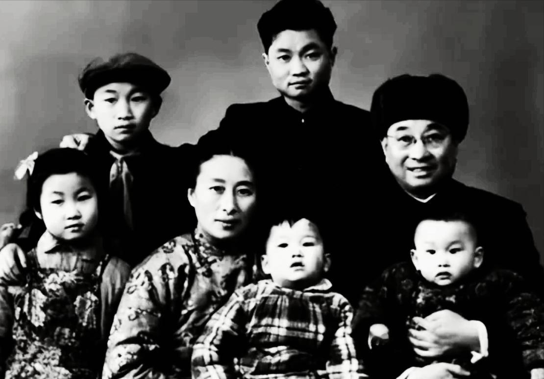 1950年，陈赓唯一的女儿陈知进出生，陈赓视若珍宝。但即便捧在手心里，也没能万
