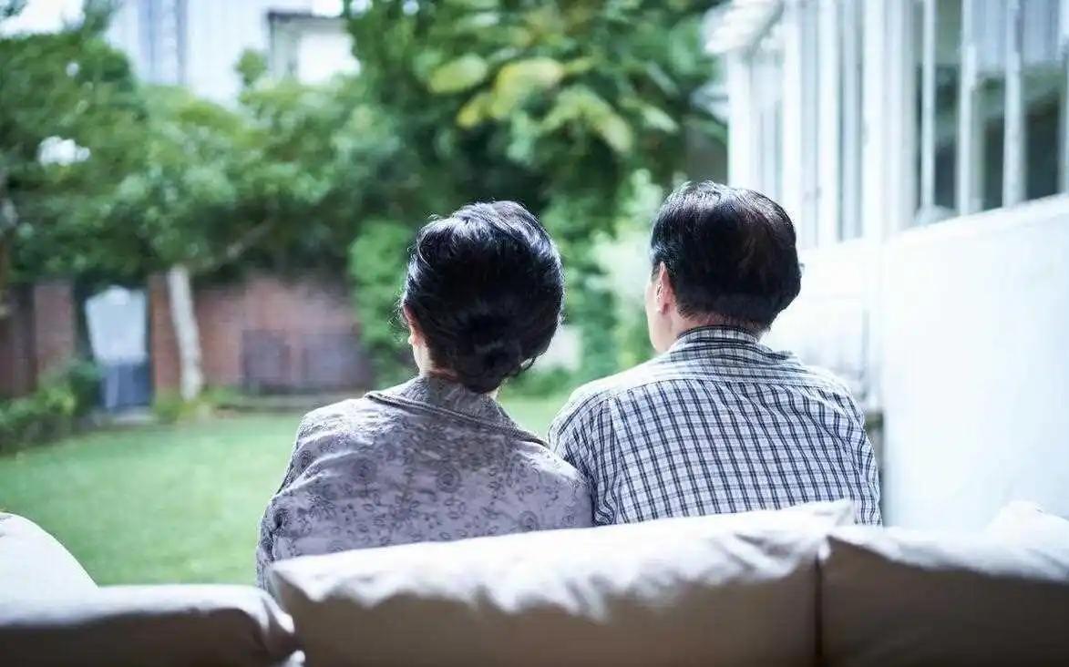 六旬大爷看上42岁女人，大爷要求同居，经过一番商讨，女人点头同意了。​​老张今