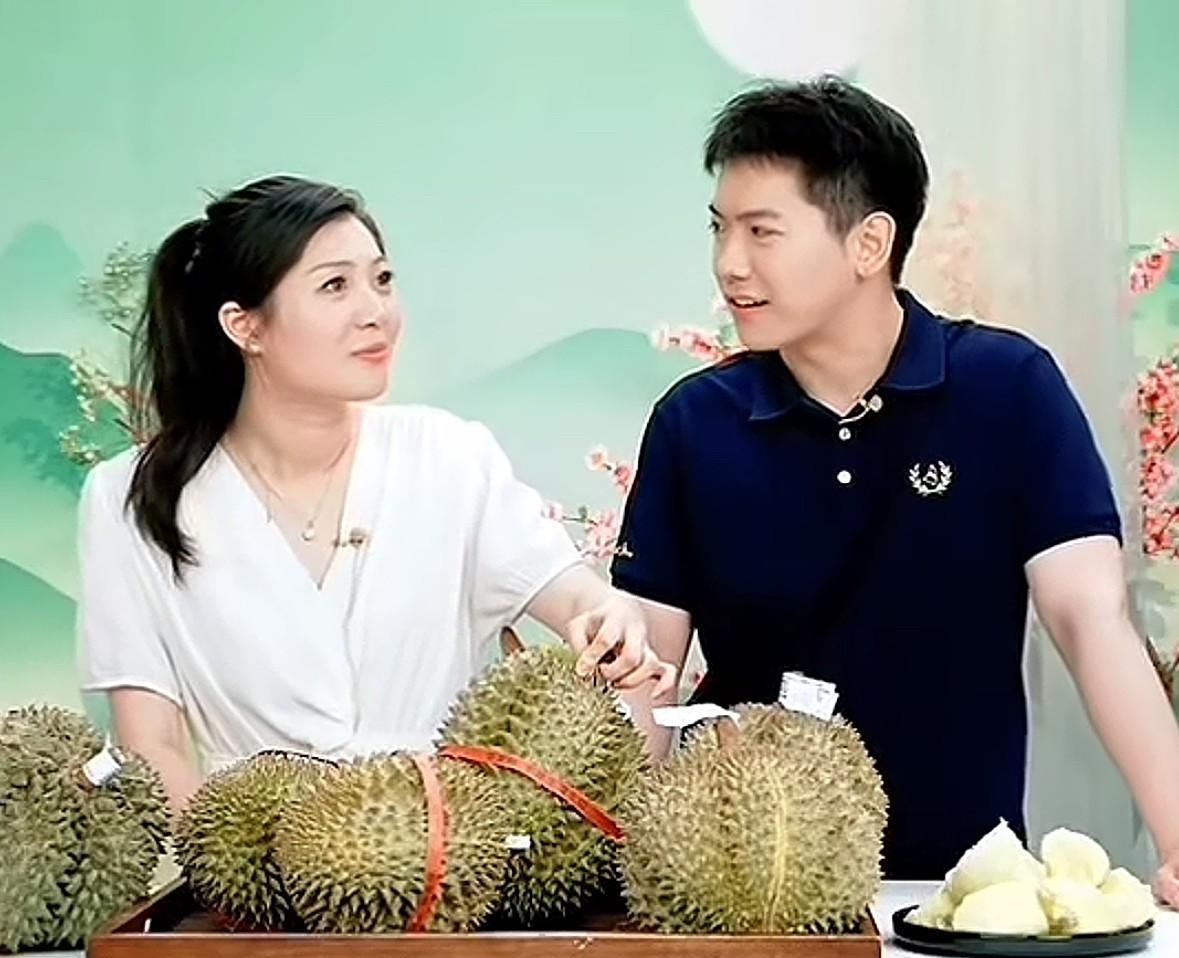 盼盼为了卖榴莲真是煞费苦心，谐音梗都出来了，盼盼跟传熙说，特别喜欢文学著作里的一