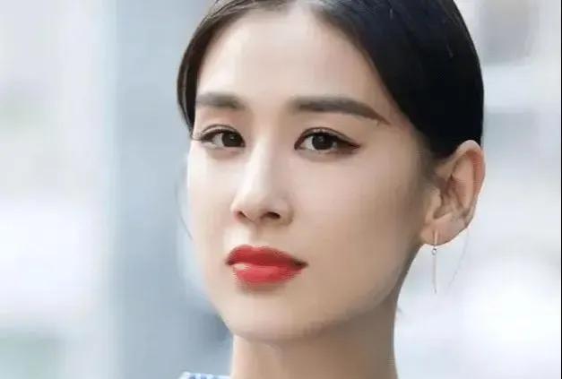 黄圣依要像她妈妈一样多好，嫁错人好恐怖，所以女性的感情观跟学识，爱等没关系。要是