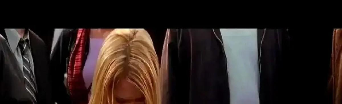 导演喊“卡”后，女演员突然哭了。但这次不是因为入戏太深。是她在职业生涯里，第