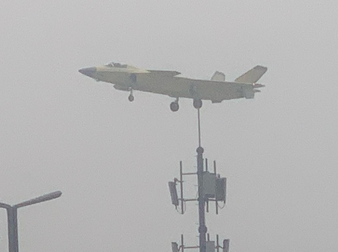 停在天线上的歼-20完全体，想不到吧五代机还有这功能，虽然不能垂直起飞，但和小鸟