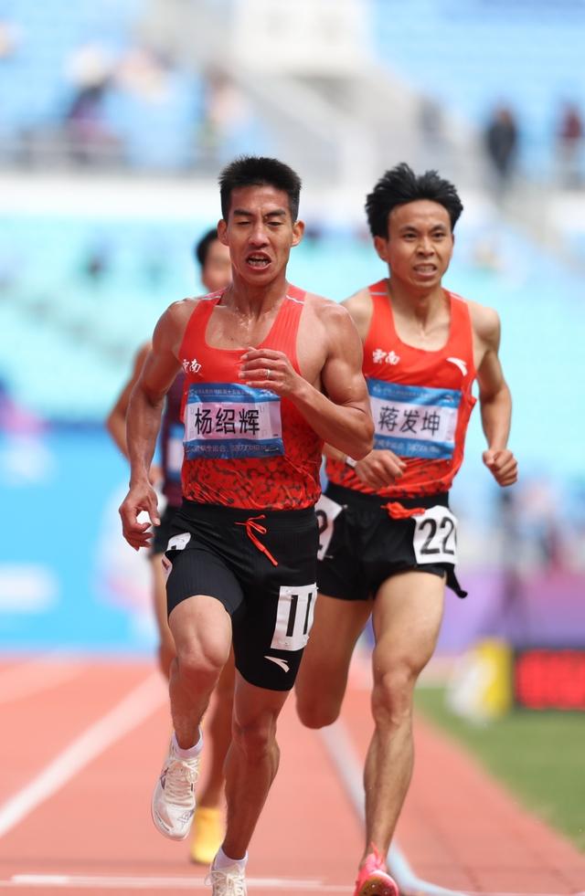 2025年11月20日上午，第十五届全运会男子10000米决赛上演