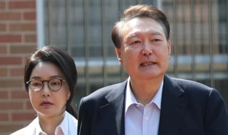 尹锡悦顶不住了。当地时间7月21日，韩国独立检察组宣布，将就前总统尹锡悦夫人金