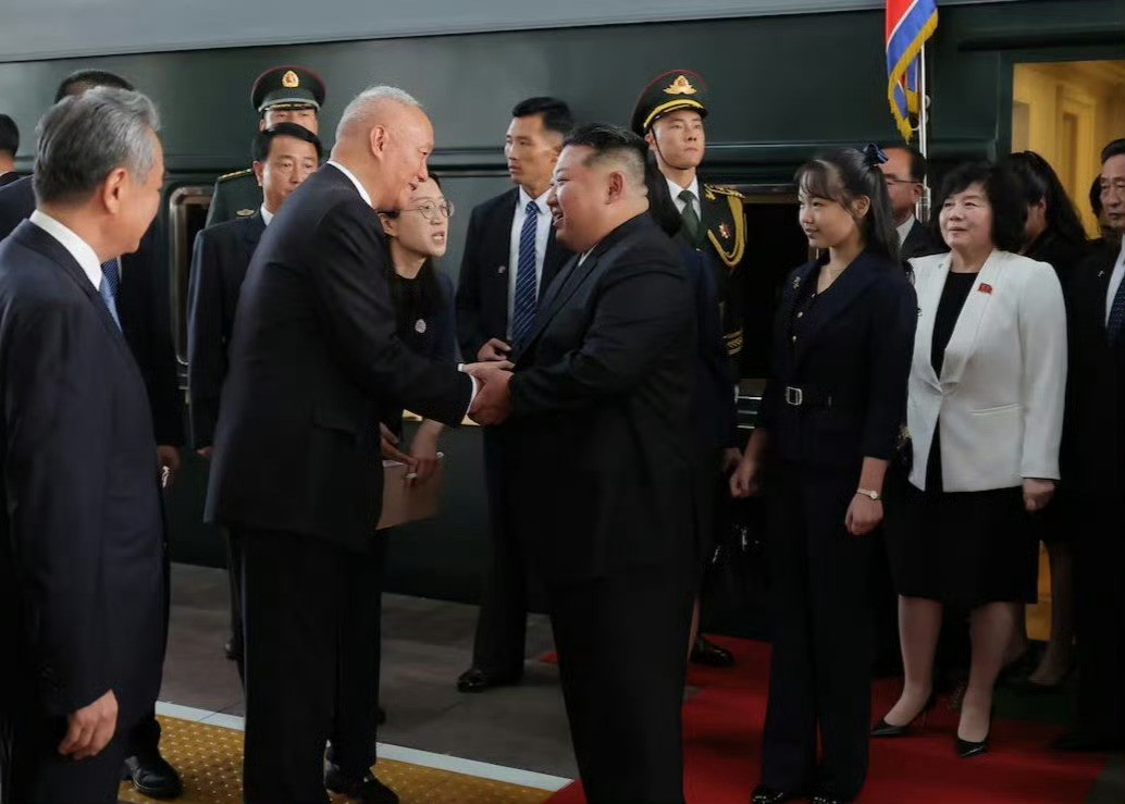 金正恩乘专列离京独家视频哈哈哈，开头这个“欢送欢送，热烈欢送”，确实是将军最喜欢