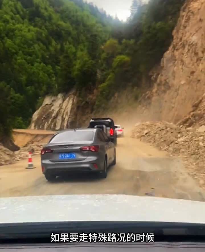 凯美瑞底盘最低处的离地间隙是15.5厘米，其实我比对过很多轿车比凯美瑞还低。像这
