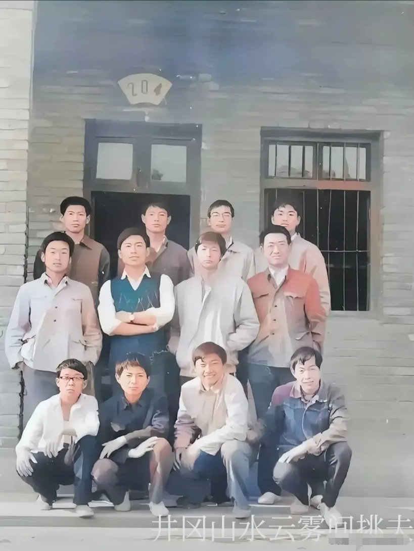 刘强东晒出的1992年高三宿舍合影很有意思。照片里12个学生模样的小伙子在红砖