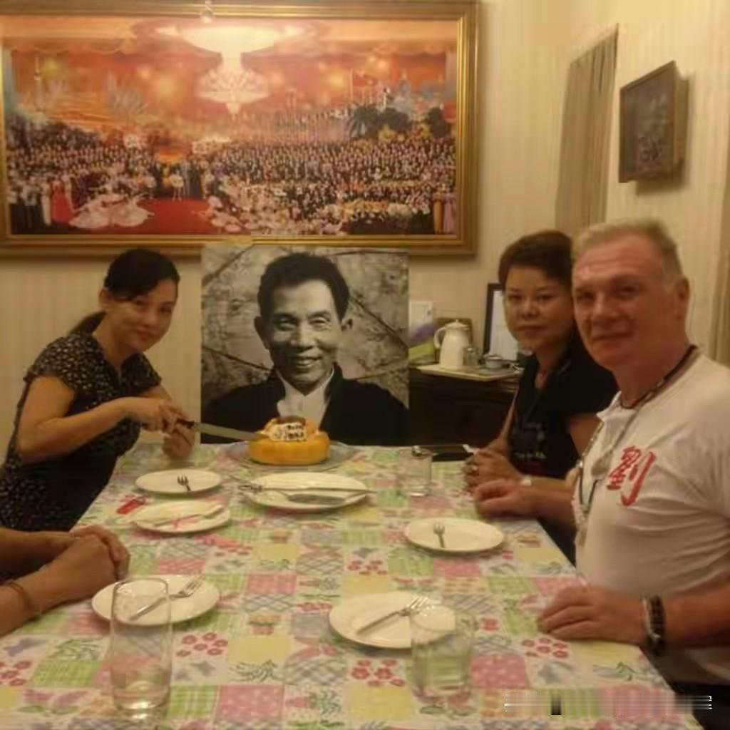 何麦一生最爱的两个女人，是相伴33年的妻子与五岁便扎马步习武的女儿。妻子是