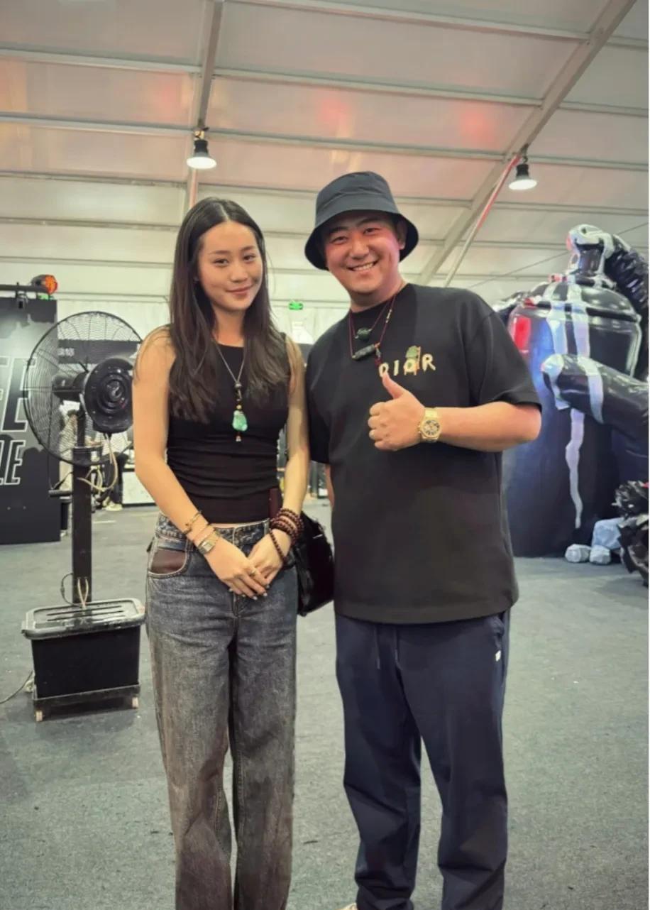 李连杰的小女儿JaDa假期期间现身北京，还真是女大十八变啊，真的越来越漂亮了，利