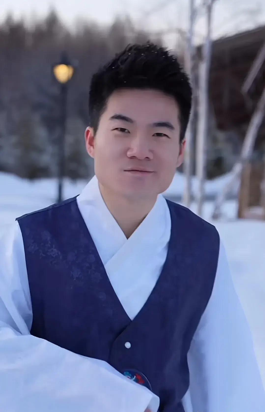 读书的意义是什么？董宇辉说：“一个装粪的桶，叫粪桶，大家都躲着它；一个装水的桶