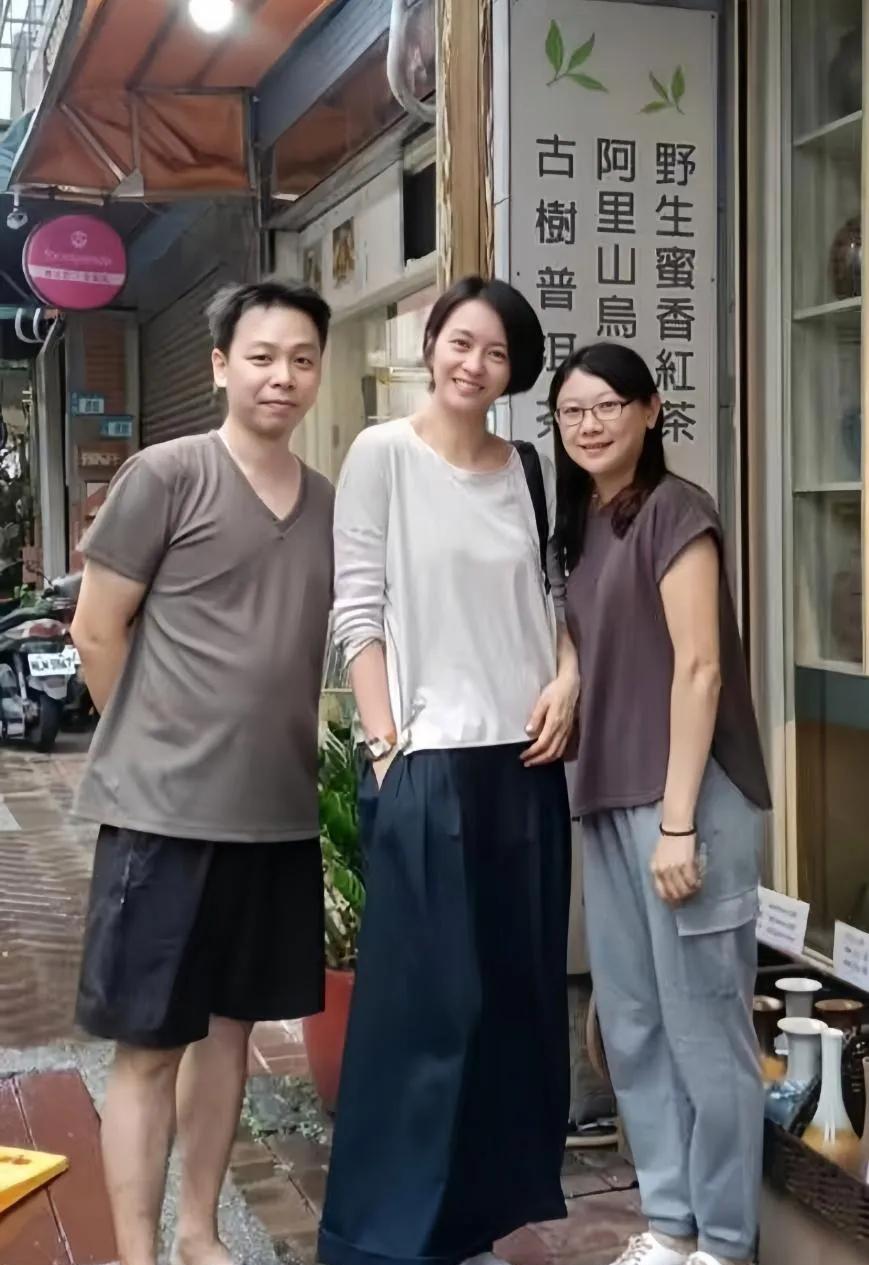 49岁梁咏琪现身重庆，她的状态太好了，看起来好年轻，女明星和普通人的差距一目了然