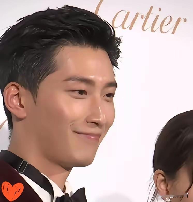 何超莲开口了，不是吵架，是解释。婚前协议不是防他，是家族规矩。她爸留下的信托