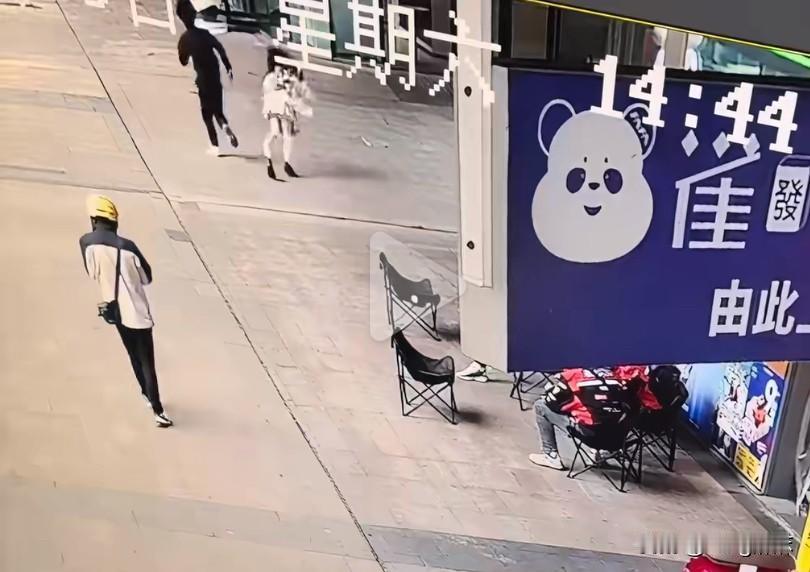 “太恶毒了！”近日，江西南昌，一名身穿粉色衣服、打扮可爱的女生正在街道上行走，街