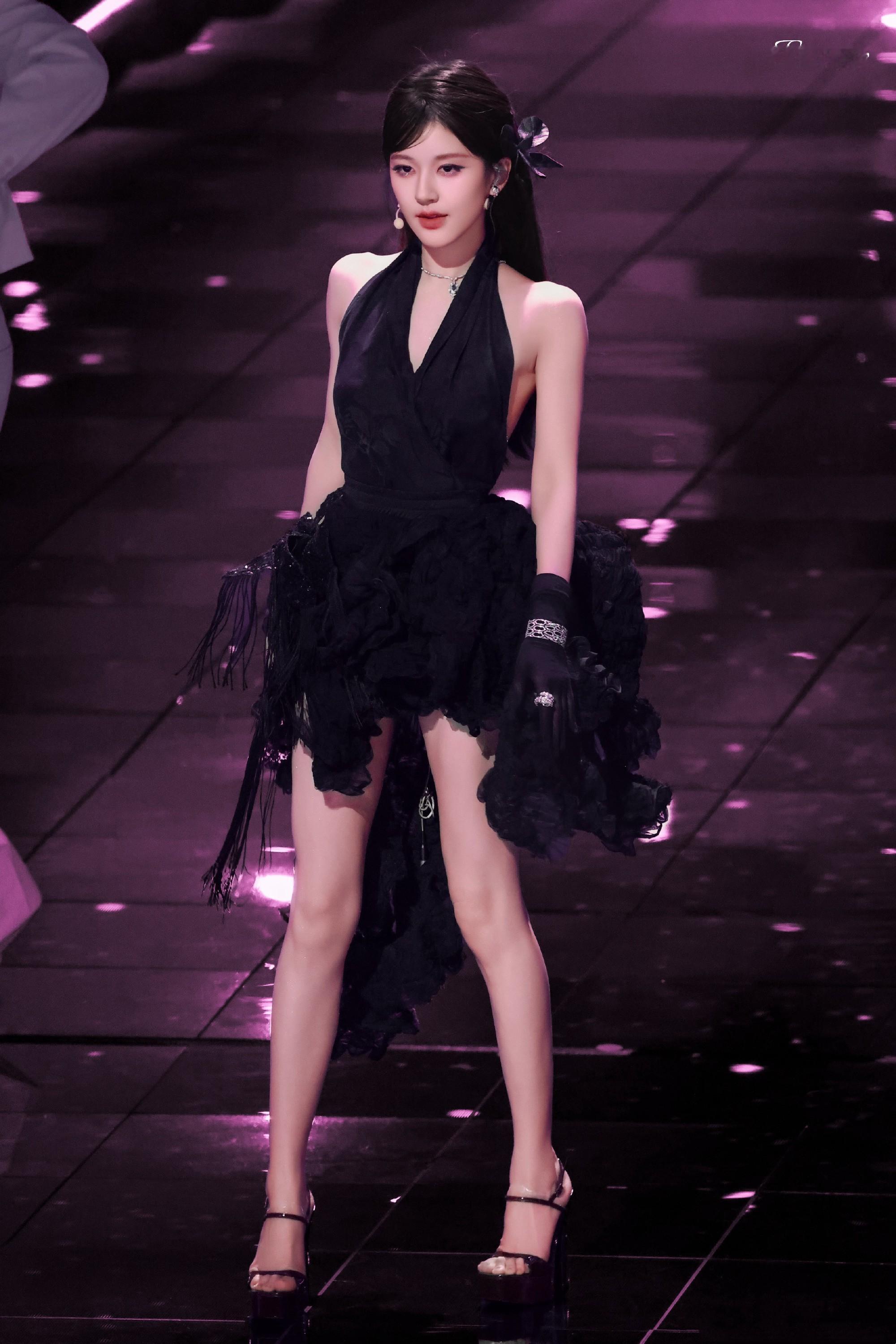 赵露思：黑蝶暗涌，雾霭弥漫，于暗夜绽放飞舞。赵露思