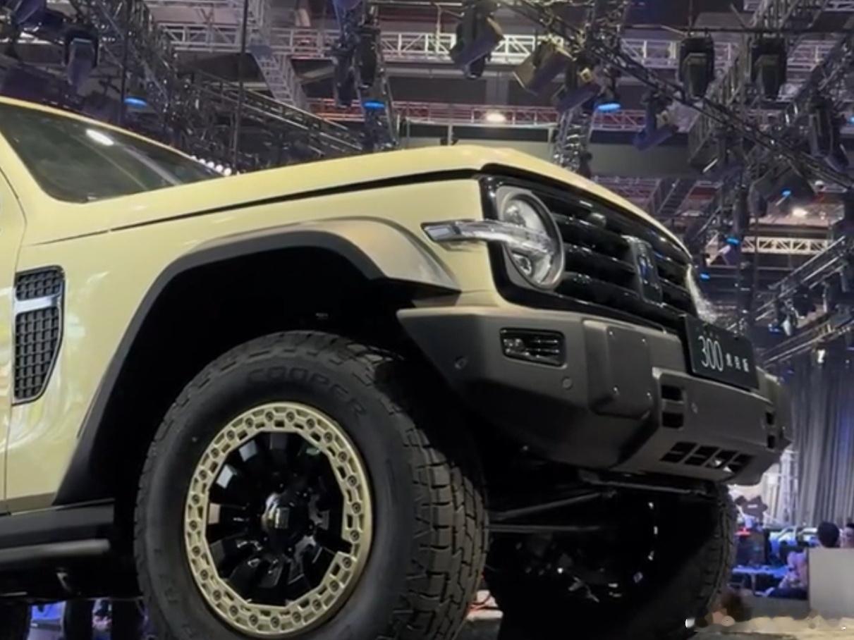 这几天对还没上市的硬桥坦克300中毒了。看了一晚上的资料，仔细看了各个角度的照片