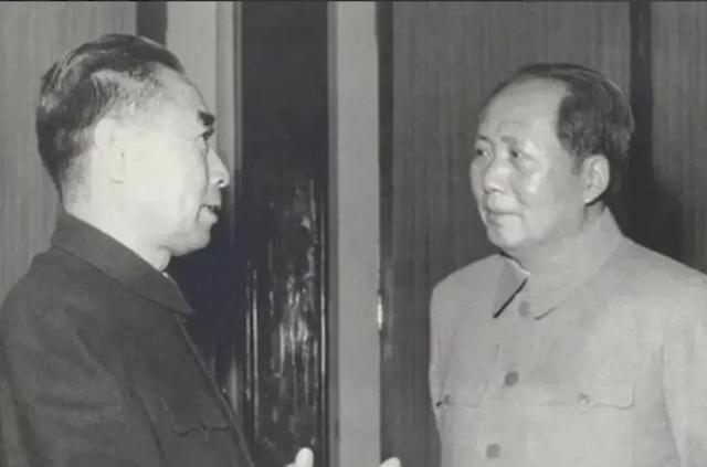 1964年，毛主席秘密地把周总理叫到办公室谈话。毛主席悄悄地说：“恩来，我有一个