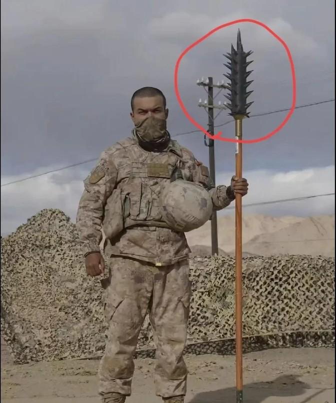 哎哟，这哥们儿戴个面罩，手里还拎着个“霹雳火”狼牙棒，那气势，真不是盖的！一