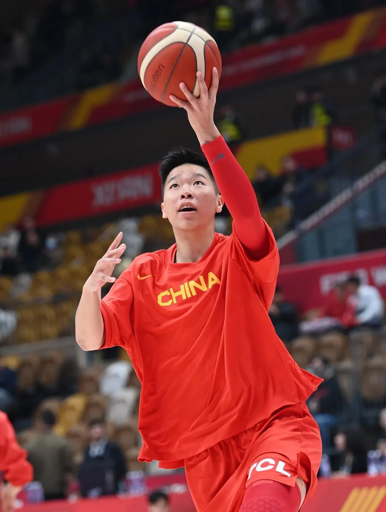 大家发现没有，中国女篮第四节关键追分的时候，王思雨只要带队追上分，立马就被换下，