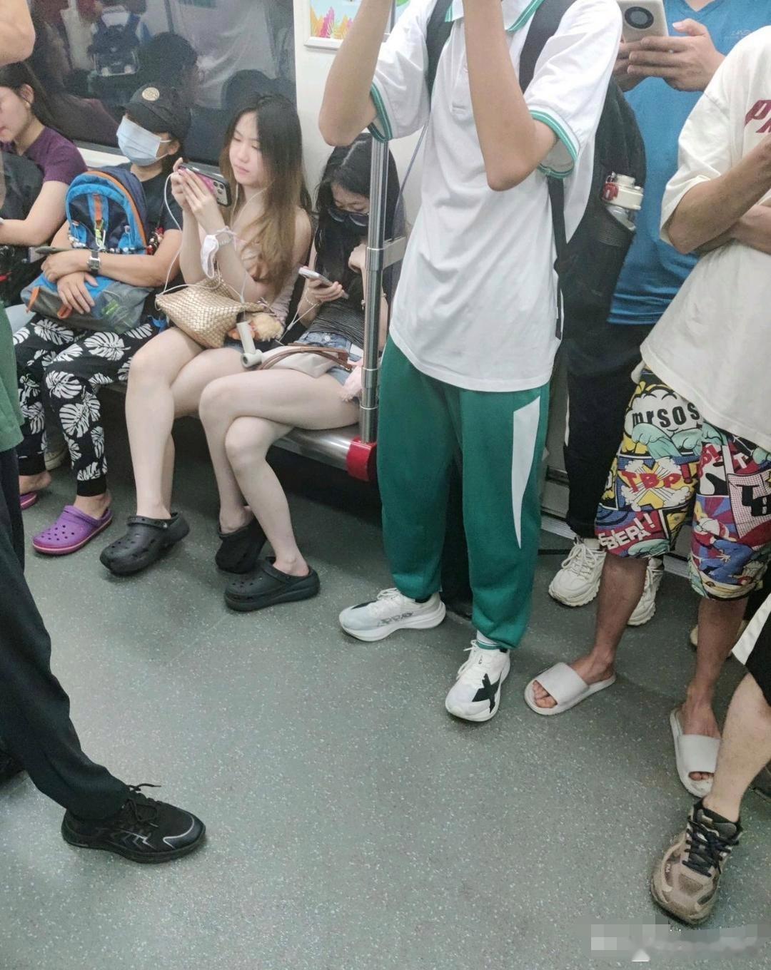 我上班地铁看到的，感觉跟被扔了闪光弹一样，白花花的睁不开眼