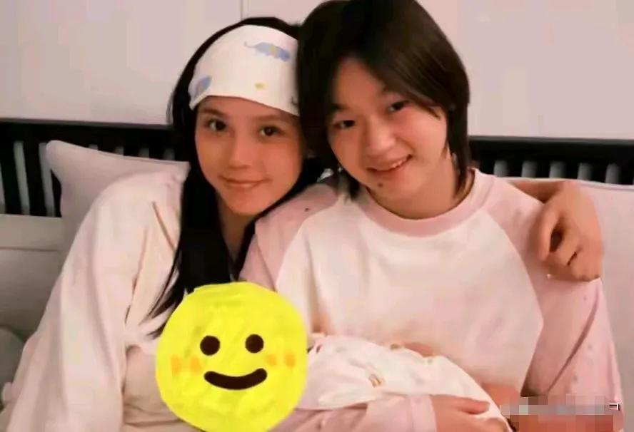 全红婵和谢思埸一家三口人合影，谢思埸妻子真漂亮，小宝宝小脚丫好可爱，画面很美好吖