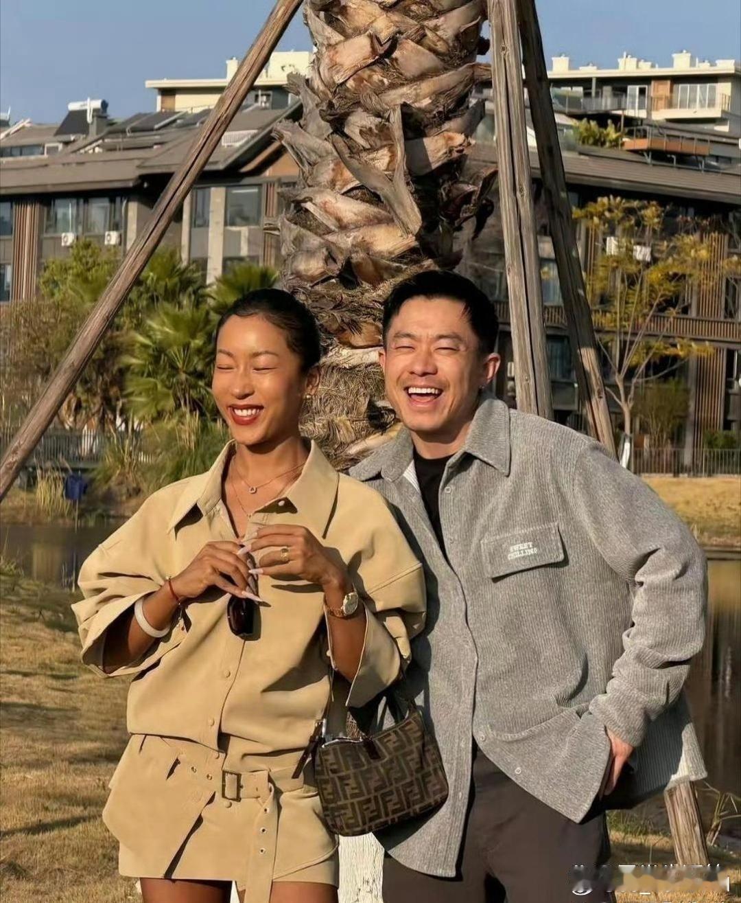 吉克隽逸晒出和老公金思辰的合照。俩人站一块，看着真般配。​​​