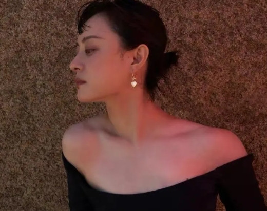 那年，在《快乐大本营》上，何炅问孙俪：“私下里，你是如何称呼邓超的？”孙俪害