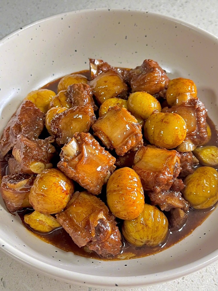 秋天必吃的板栗排骨软烂入味的排骨搭配甜糯的板栗，每一口都鲜香四溢，汤汁拌