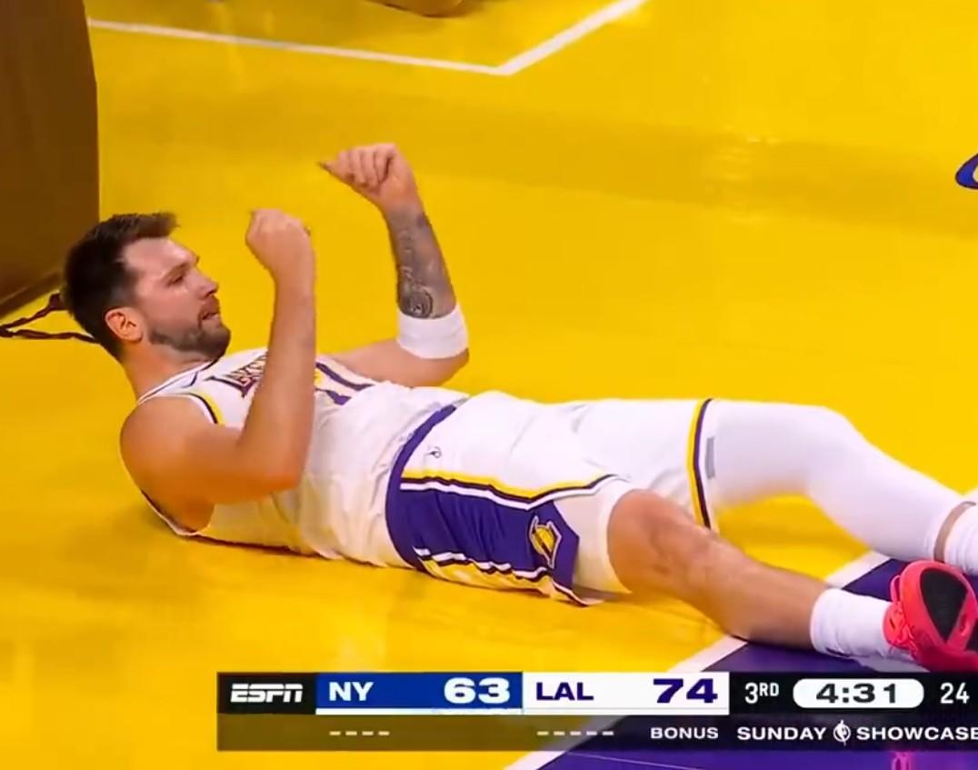 东契奇真是不长记性！造进攻犯规失败，裁判没给哨子，倒地上对着裁判比数钱手势，