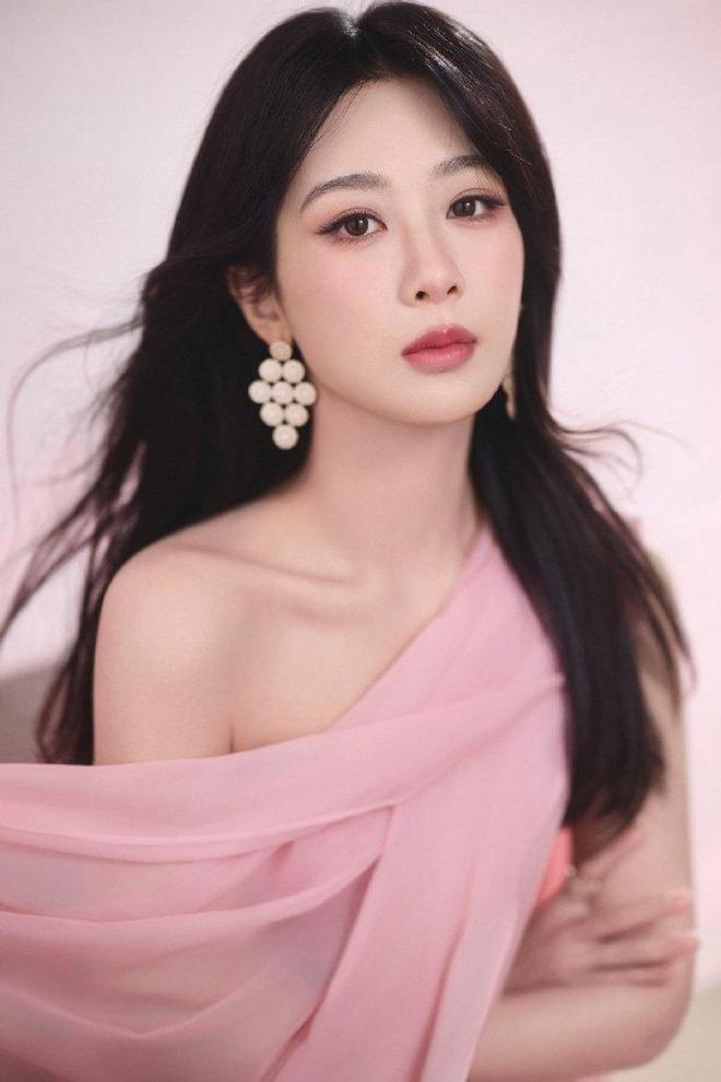 杨紫虽未获得白玉兰奖，但她凭借精湛的演技和敬业精神赢得口碑。她在高原拍戏后疲惫仍