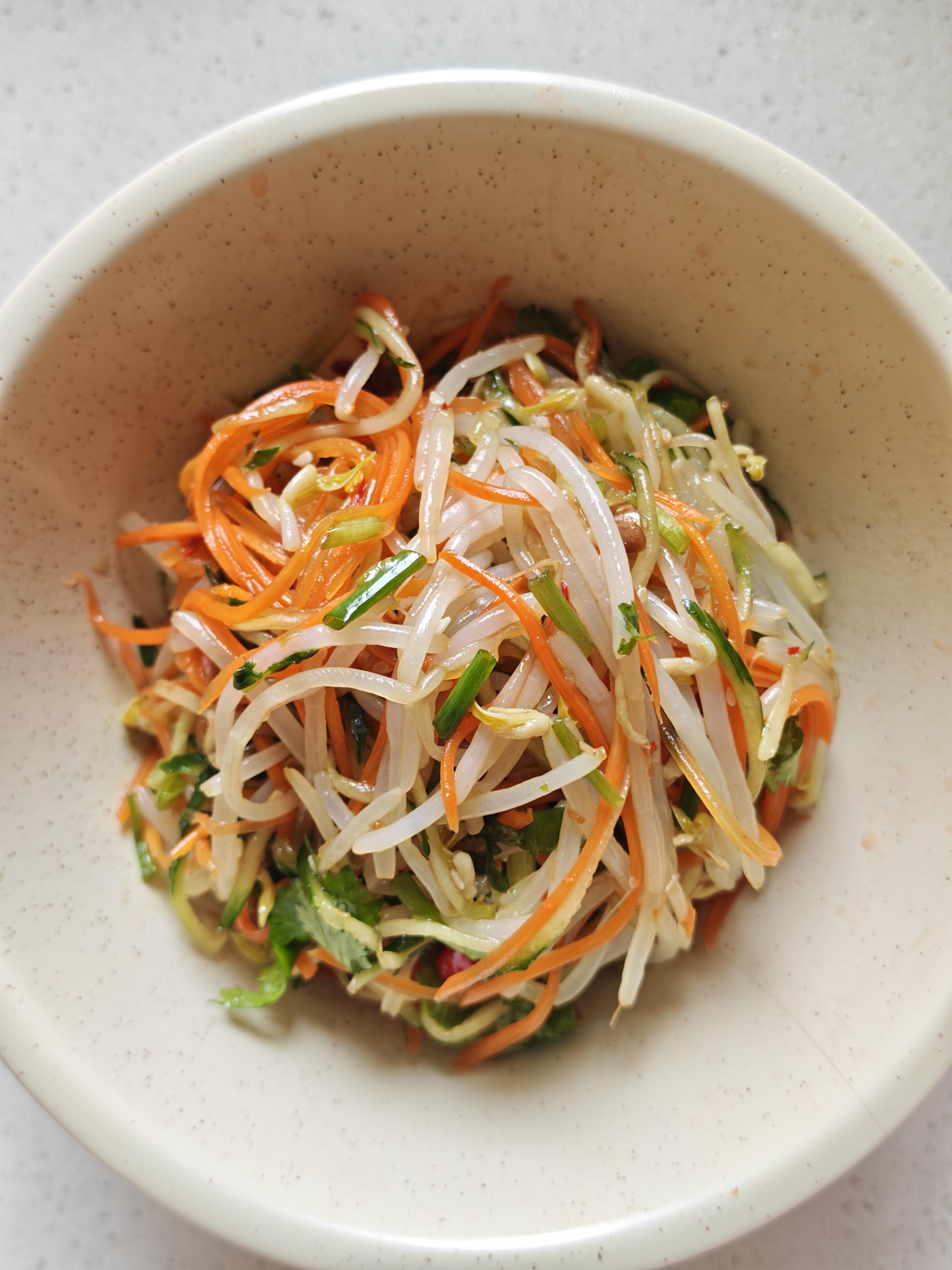 谁发明的神仙吃法！这盘五彩拌豆芽，成本不到3块钱，好吃到舔盘今天的快乐，真的是