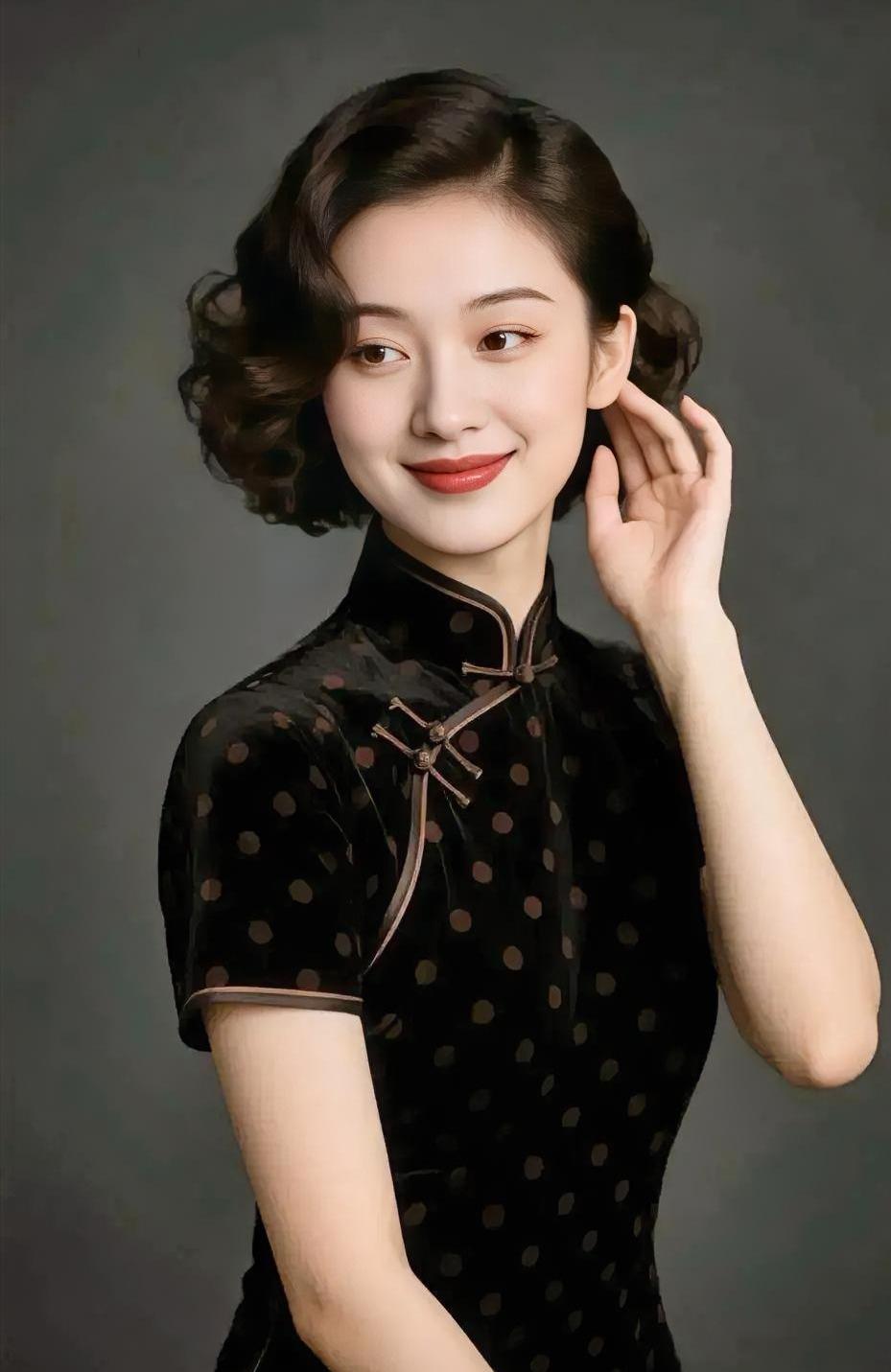 暗香浮动的旧时光深灰底色里，你携着岁月，款款而来。黑丝绒旗袍，缀满复