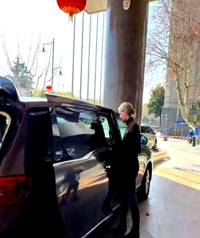 一个一米八几的大男人，就那么“咔”一下，把膝盖给弯了下去。就为了跟粉丝合个影。