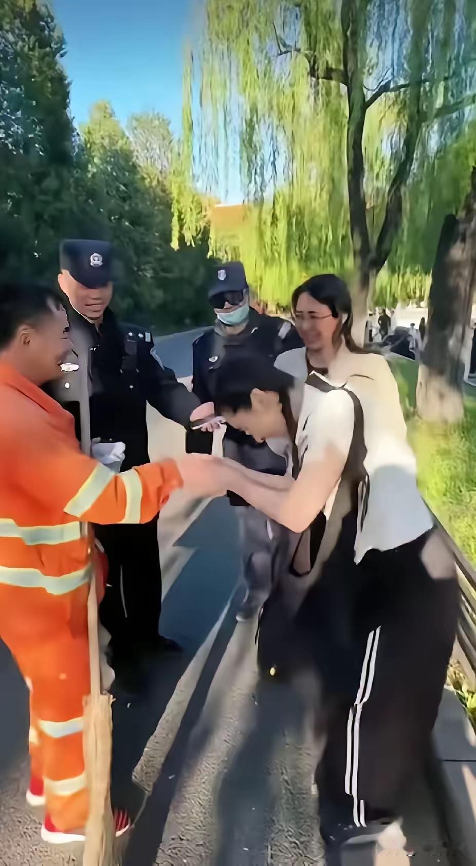 北京街头暖心一幕：外国姑娘盯着环卫大叔痛哭，背后故事看哭众人5月29日早上