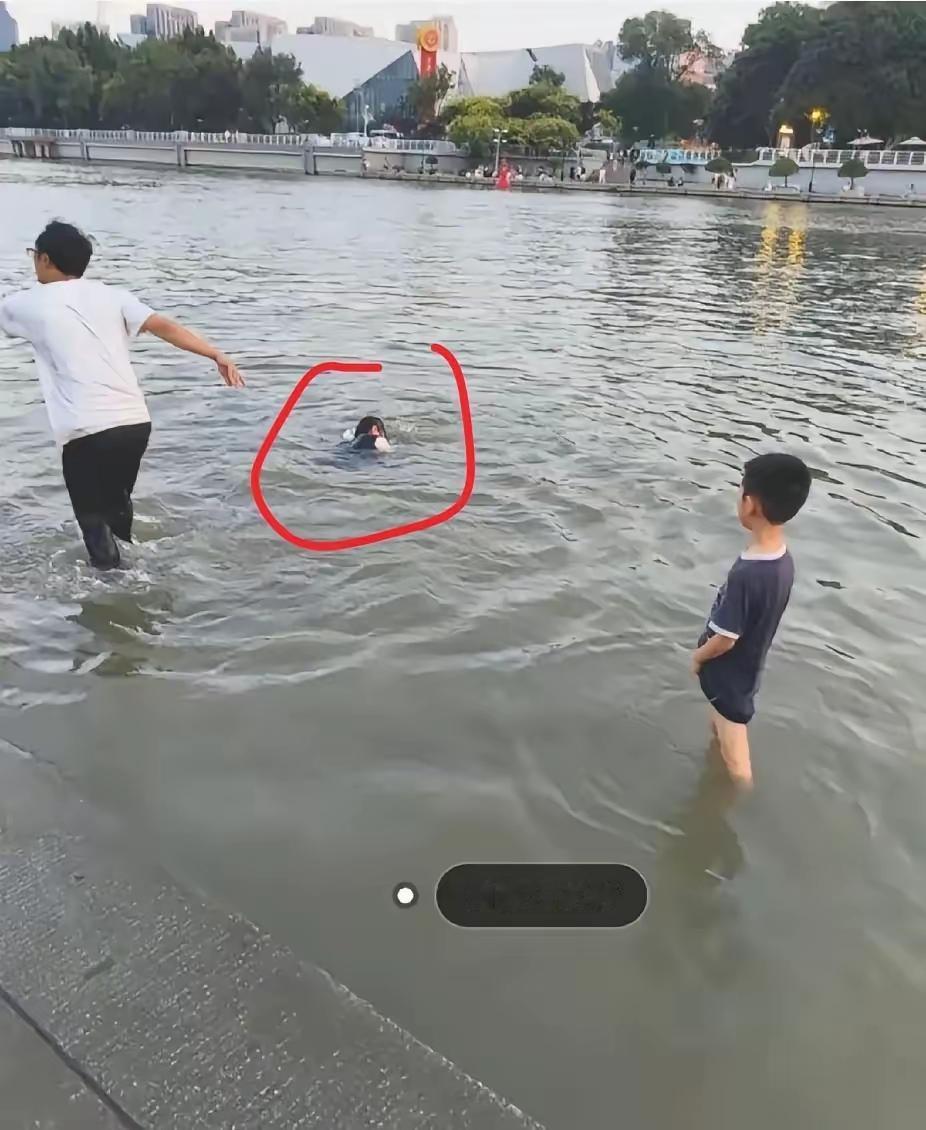 这张照片让人看的头皮发麻，这个小男孩被救了，怎么还站在水里没人管，多危险啊。