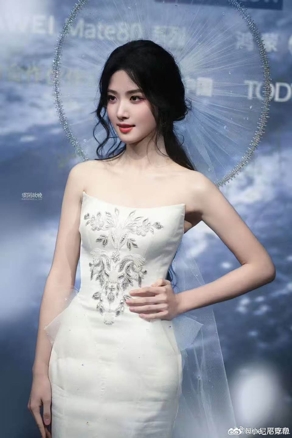 卢昱晓顶个光圈就来了永恒序曲系列高定穿在卢昱晓身上太适配了！纯白醋酸绸缎衬得肌