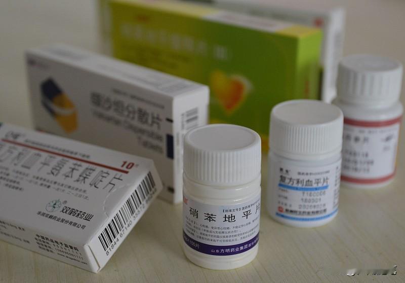 植物神经功能紊乱这病挺磨人。我知道有个35岁的患者A，起初偶尔失眠，后来全天乏力