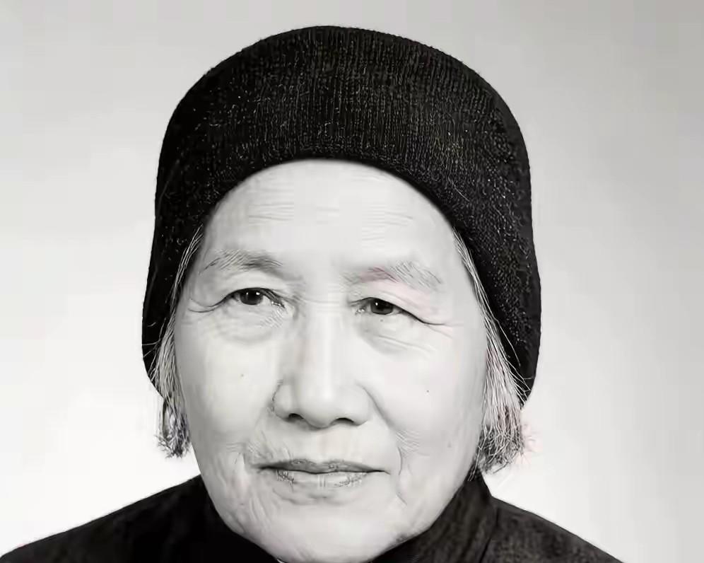 她住在资兴山坳里，每天起早收衣、烧火煮饭、教孙子认稻穗。村里人只当她是逃荒来的蒋